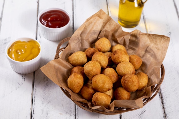 Foto salgadinhos brasileiros bolas fritas recheadas