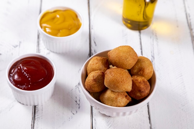 Foto salgadinhos brasileiros bolas fritas recheadas