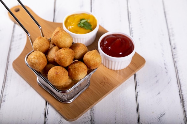 Salgadinhos brasileiros bolas fritas recheadas