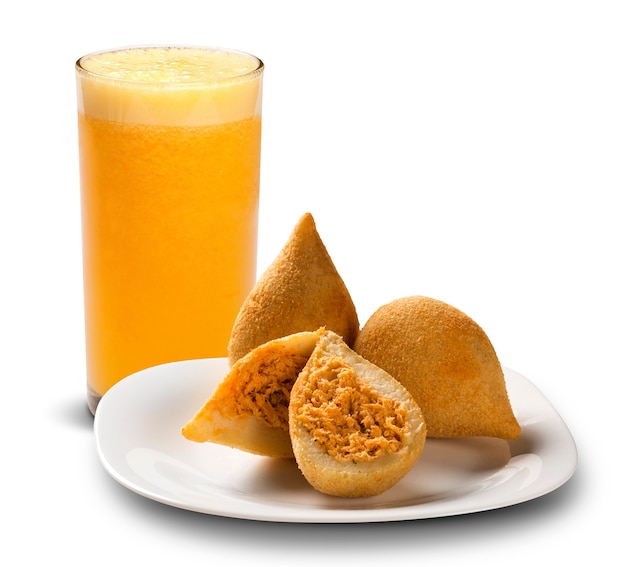 Salgadinhos brasileiros de frango frito e suco de laranja