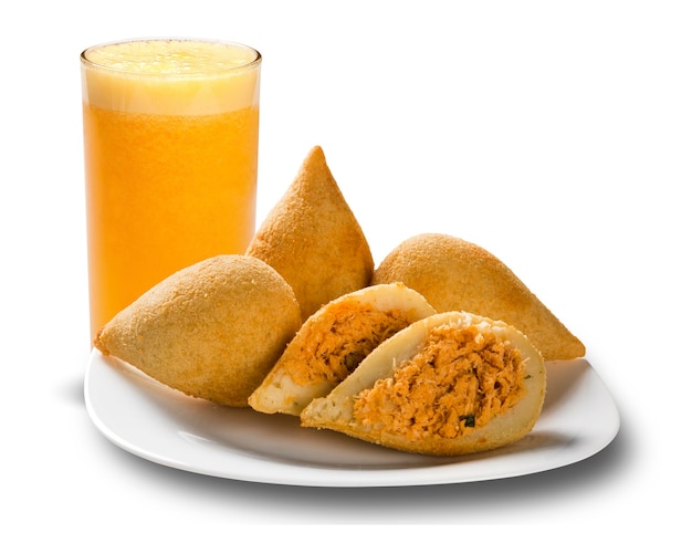 Salgadinhos brasileiros de frango frito e suco de laranja