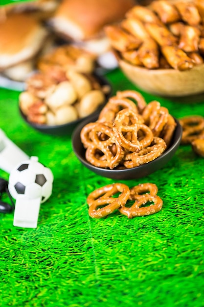 Salgadinhos e cerveja na mesa para festa de futebol.