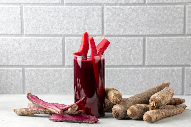 Foto salgam ou sumo de beterraba fermentado bebida turca popular bebida tradicional feita com água sumo de cenoura ou nabo roxo