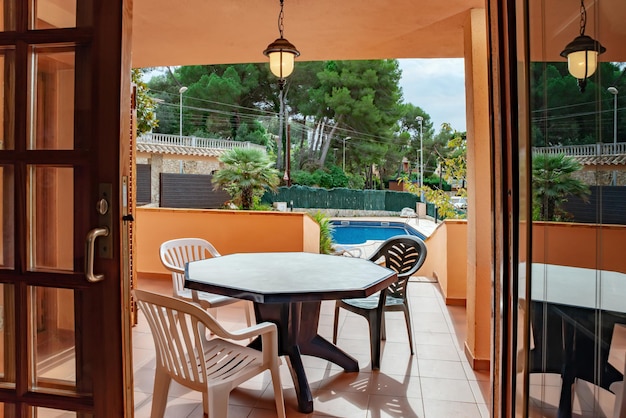 Salida de la casa a la terraza con piscina.