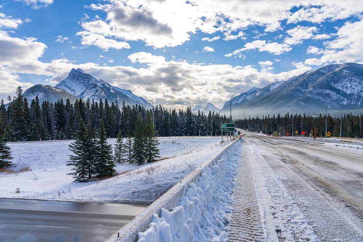 Salida de la ciudad de Banff de la autopista Trans-Canada. Parque Nacional Banff, Montañas Rocosas Canadienses. Banff, AB, Canadá