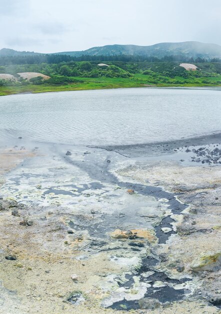 Salida hidrotermal en la orilla del lago caliente en la caldera del volcán Golovnin en la isla de Kunashir