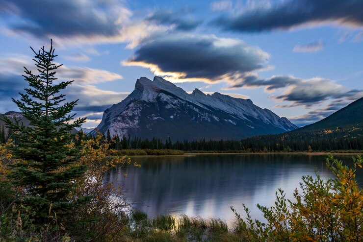 Salida de la luna en los lagos Vermilion en la noche de verano Parque Nacional Banff Canadian Rockies Canadá