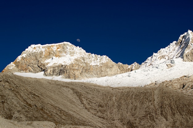 Salida de la luna en las montañas del parque nacional de Huascarán, Perú