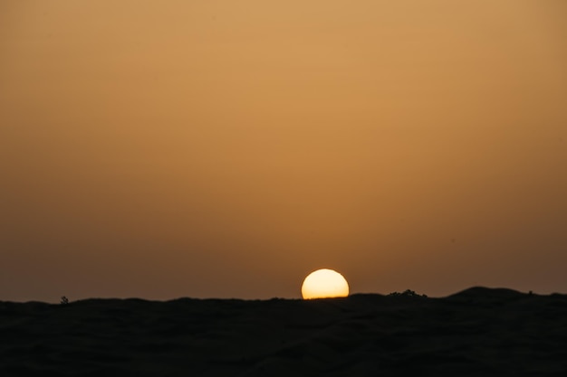 Foto salida del sol africana en el desierto de senegal