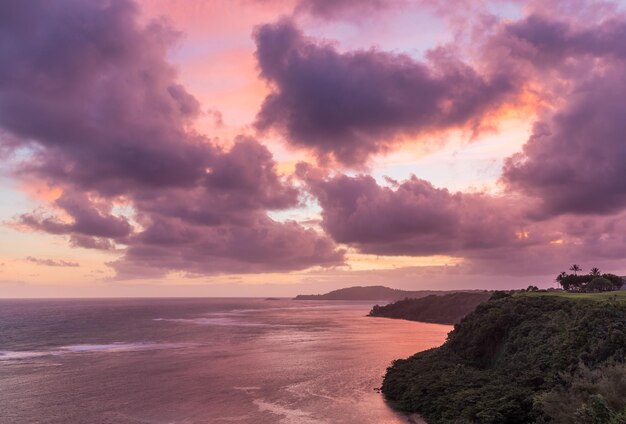 Salida del sol al faro de Kilauea en Kauai