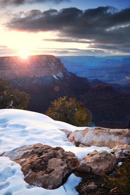 Salida del sol del Gran Cañón en invierno con nieve