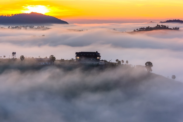 Salida del sol hermosa y la niebla en Khao Kho, provincia de Phetchabun, Tailandia.