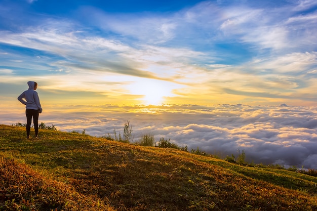 Salida del sol hermosa y niebla en Phu Tubberk, provincia de Phetchabun, Tailandia.