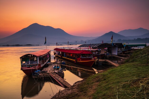 Salida del sol hermosa en el río Mekong, la frontera de Tailandia y Laos, provincia de Loei, Tailandia.