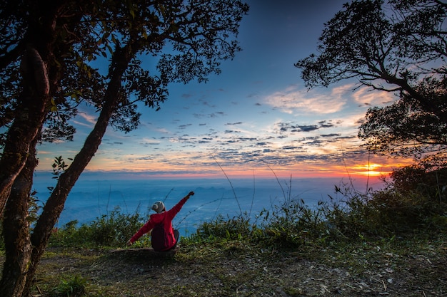 Salida del sol hermosa en el santuario de fauna de Phu Luang, provincia de Loei, Tailandia.