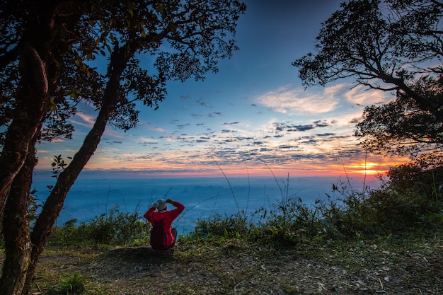 Salida del sol hermosa en el santuario de fauna de Phu Luang, provincia de Loei, Tailandia.