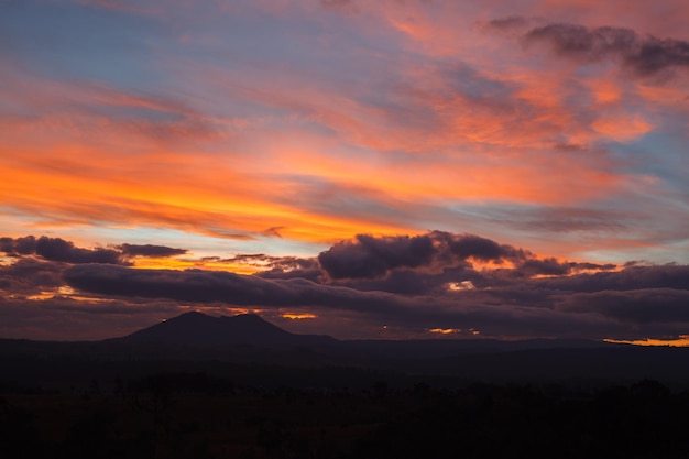 Salida del sol de la mañana del paisaje en el parque nacional Phetchabun de Thung Salang Luang