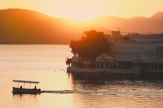 Salida del sol en la mañana en el Taj Lake Palace en el lago Pichola en Udaipur, India