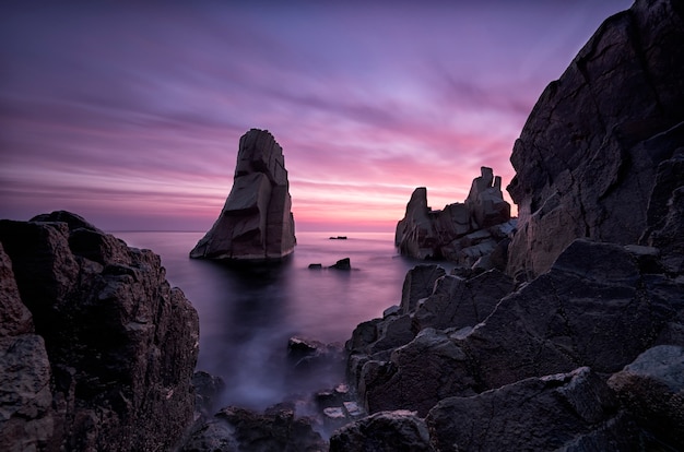 Salida del sol del mar en la costa del Mar Negro cerca de Sozopol