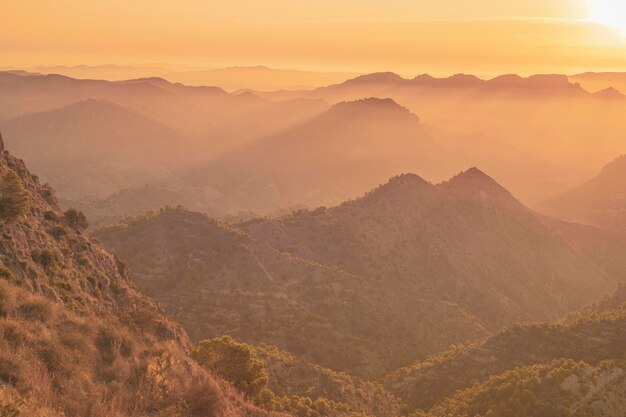 Salida del sol en las montañas