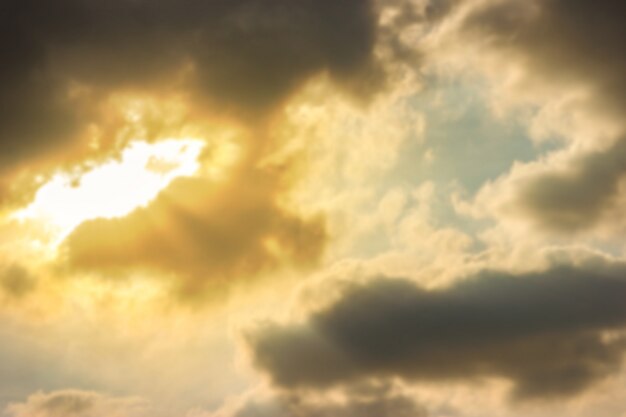 Salida del sol en las nubes oscuras en el tiempo de la tarde.