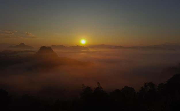 Salida del sol del paisaje sobre las montañas y el cálido sol de la mañana