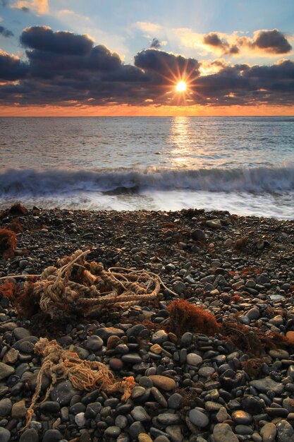 Salida del sol en la playa del océano