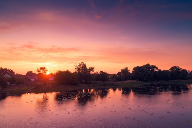 Salida del sol púrpura mágica sobre el desierto del paisaje rural de la mañana brumosa del lago