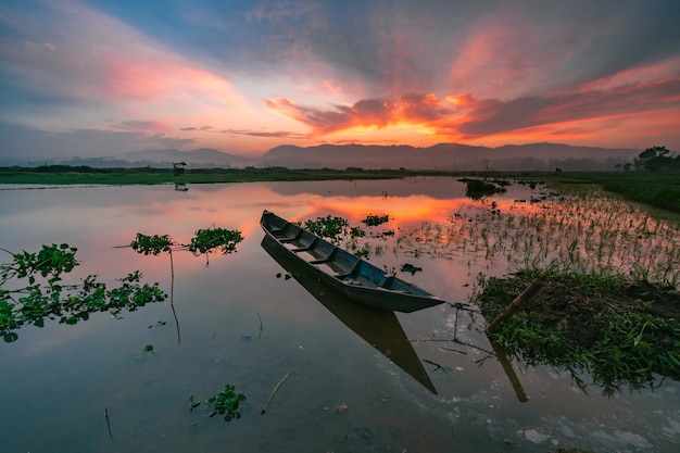 Foto salida del sol rawa pening lake