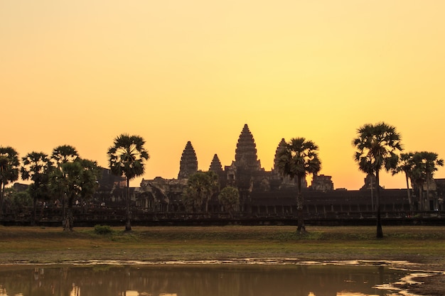 Salida del sol sobre angkor wat.