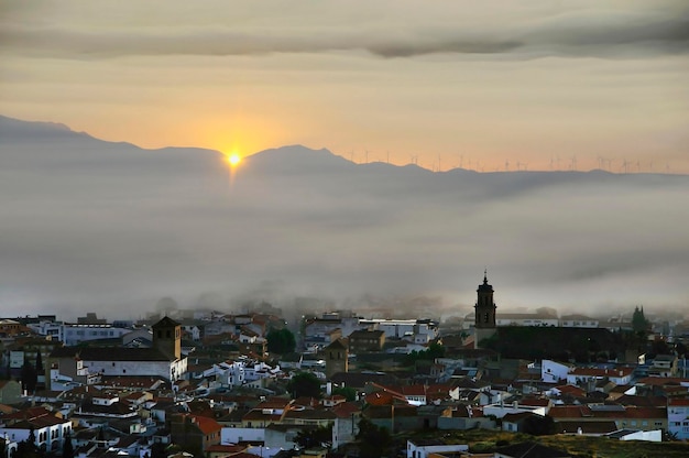 Salida del sol sobre la ciudad baza en granada