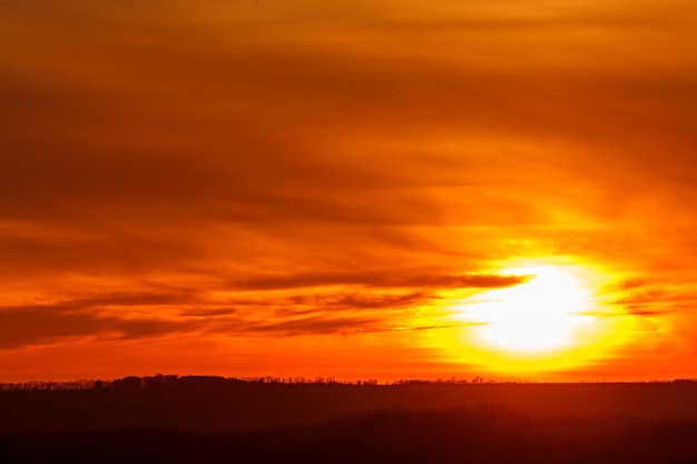 Foto salida del sol sobre el horizonte.