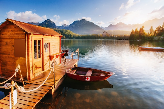 La salida del sol sobre un lago en el parque Altos Tatras. Shtrbske Pleso, Eslovaquia