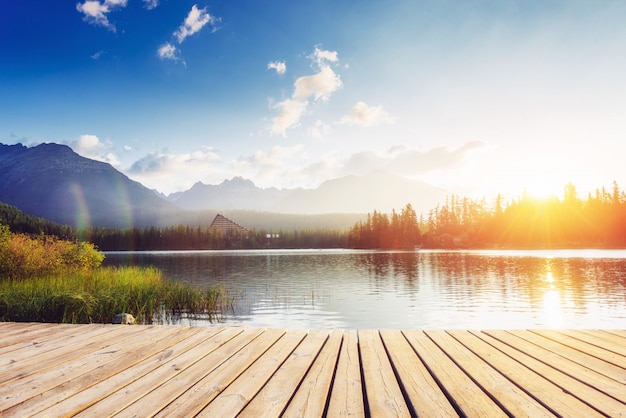 La salida del sol sobre un lago en el parque Altos Tatras.