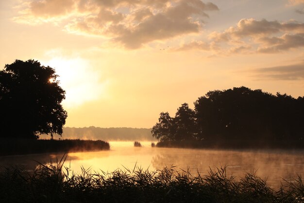 Salida del sol sobre el lago de Polonia