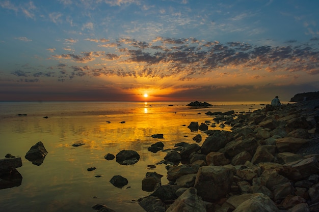 Salida del sol sobre el mar y hermoso celaje en Anapa