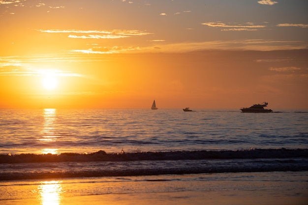 Salida del sol sobre el mar y hermoso celaje. Puesta de sol colorida de la playa del océano.