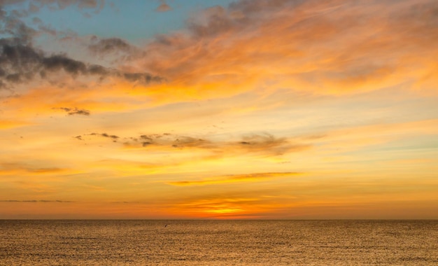 Salida del sol sobre el mar en la madrugada.