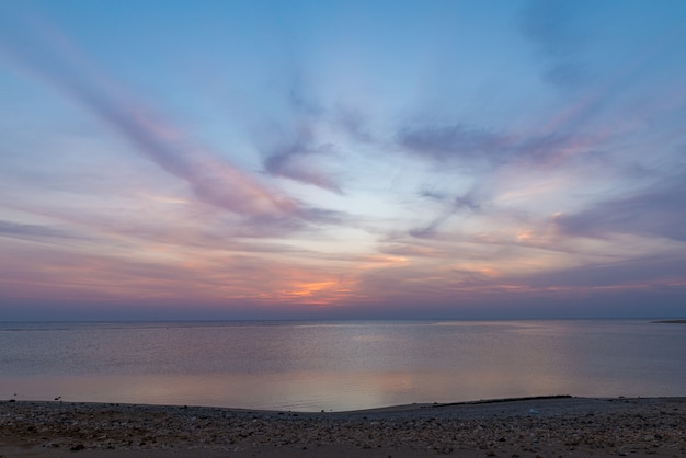 Salida del sol sobre el mar rojo