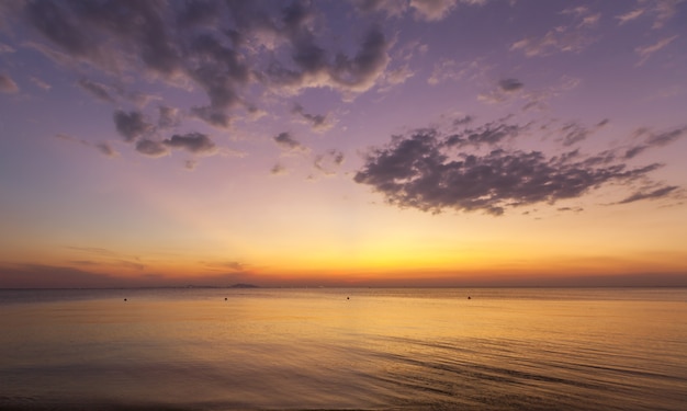 Salida del sol sobre el mar