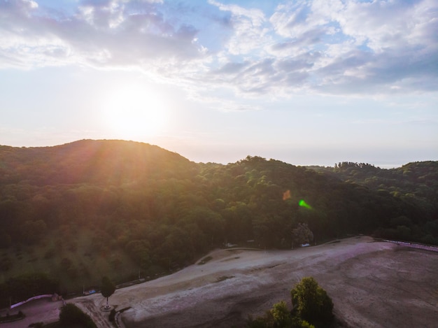 Salida del sol sobre las montañas vista aérea nuevo día