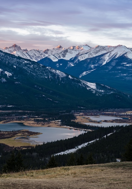 Salida del sol sobre Mount Rundle y Vermilion Lakes en el Parque Nacional Banff en Alberta, Canadá