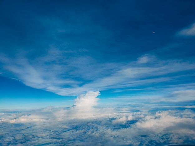 Salida del sol sobre las nubes desde la ventana del avión. Cielo azul brillante superior horizontal vista copyspace. Concepto de viaje Vista del motor.