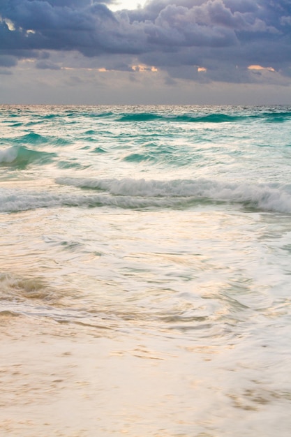 Salida del sol sobre la playa en el Mar Caribe.