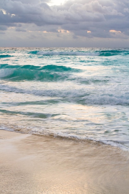 Salida del sol sobre la playa en el Mar Caribe.