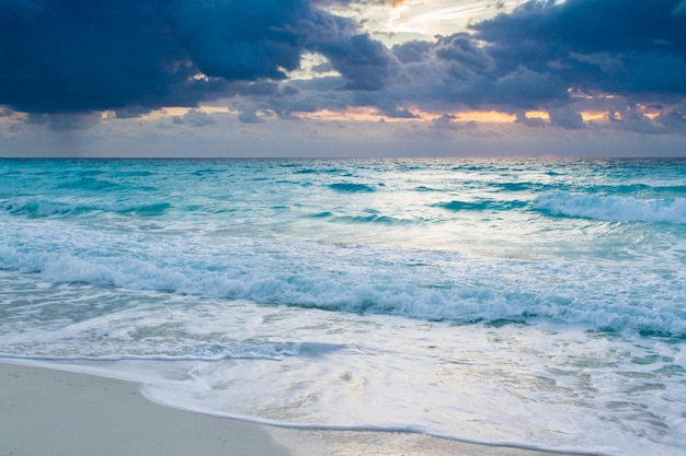 Salida del sol sobre la playa en el Mar Caribe.