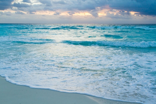 Salida del sol sobre la playa en el Mar Caribe.