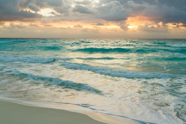 Salida del sol sobre la playa en el Mar Caribe.