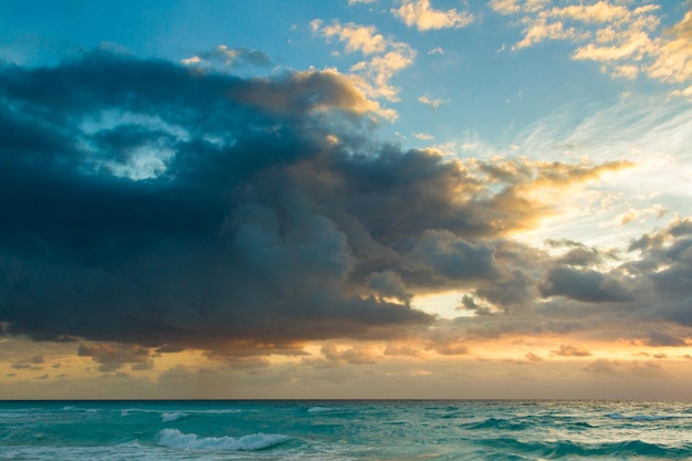 Salida del sol sobre la playa en el Mar Caribe.