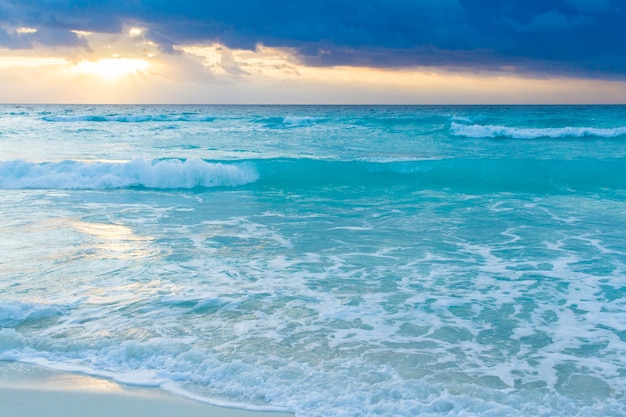 Salida del sol sobre la playa en el Mar Caribe.